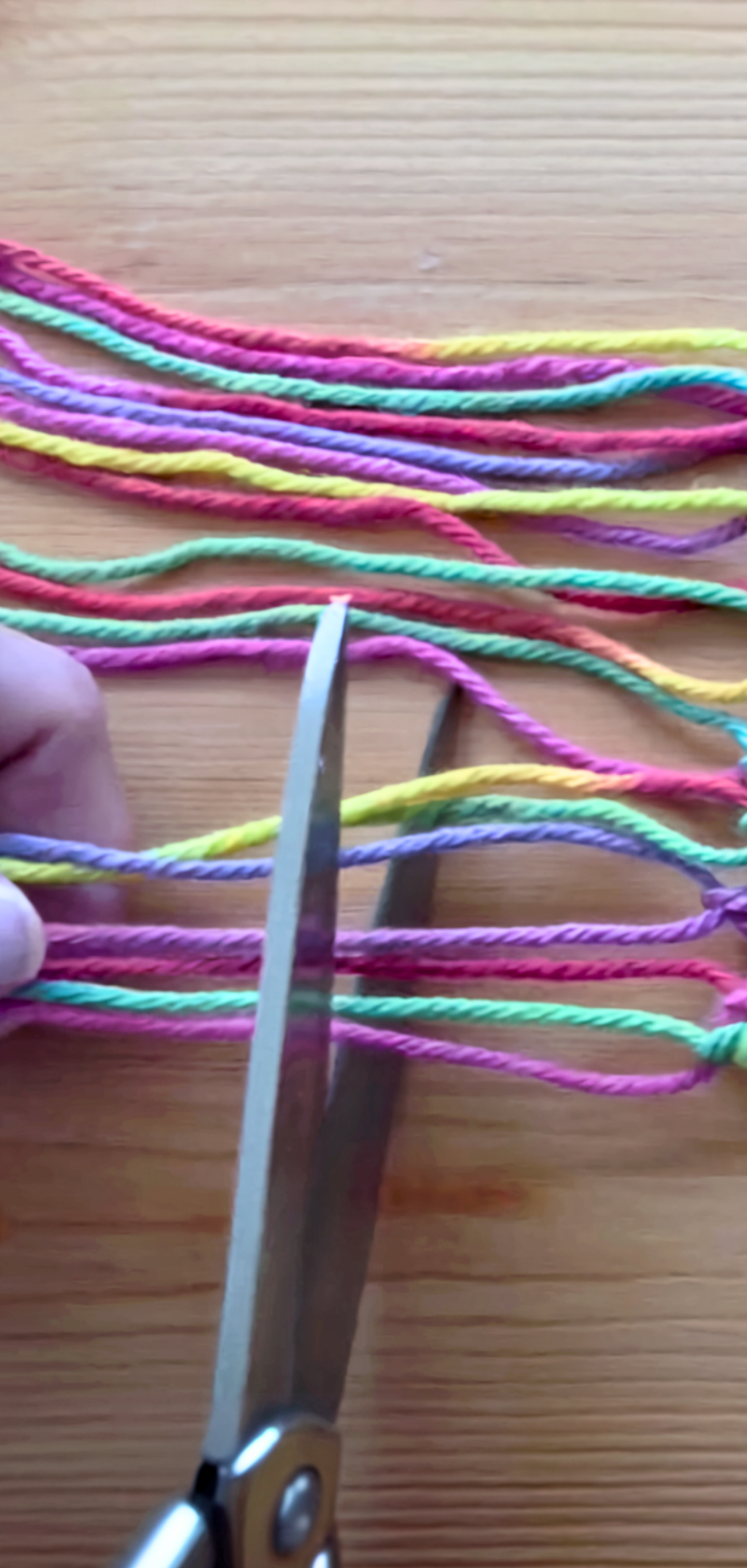 How to Weave with Drinking Straws and Yarn