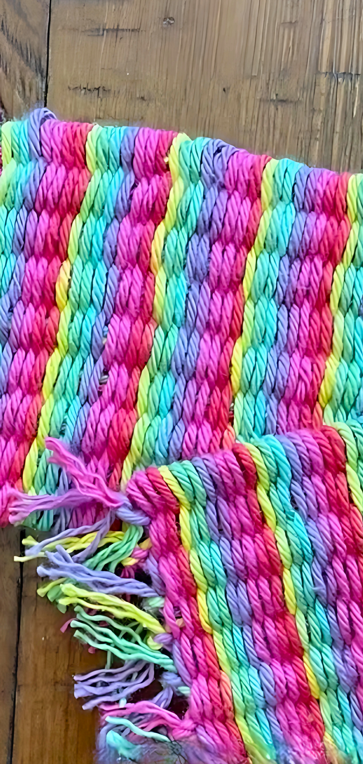 How to Weave with Drinking Straws and Yarn